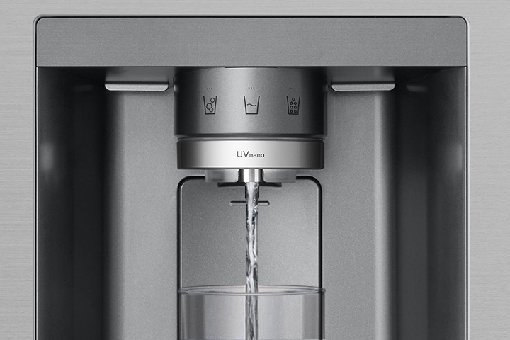 Das Wasser kommt aus dem Dosierer im schwarzen Kühlschrank.