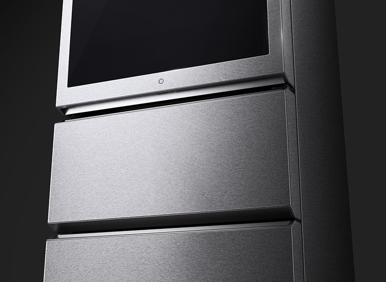 Nahaufnahme der texturierten Edelstahloberfläche des LG SIGNATURE Weinkühlschranks