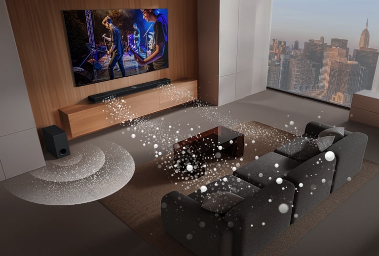 LG Soundbar, LG TV und Subwoofer stehen in einem Wohnzimmer und zeigen ein Bild auf dem Bildschirm, während eine Musikaufführung gespielt wird. Zwei Zweige weißer, aus Tröpfchen bestehender Schallwellen ragen aus der Soundbar und ein Subwoofer erzeugt einen Klangeffekt von unten.