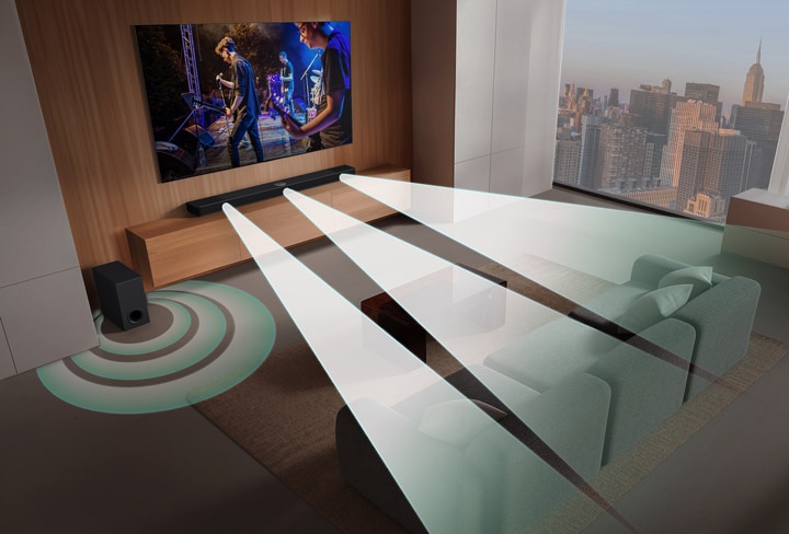 Ein Bild eines LG TVs und einer LG Soundbar in einem Wohnzimmer, wobei eine Musikaufführung abgespielt wird. Weiße, aus Tröpfchen bestehende Klangwellen werden von der Soundbar projiziert und um das Sofa und den Wohnraum geschlungen, um Surround-Sound darzustellen. Durch das Fenster ist die Skyline der Stadt zu sehen.