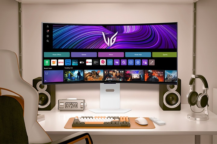 Das Video zeigt einen nach vorne gerichteten Monitor auf einem Schreibtisch, der zwischen webOS-Bildern und Gameplay-Darstellungen wechselt.