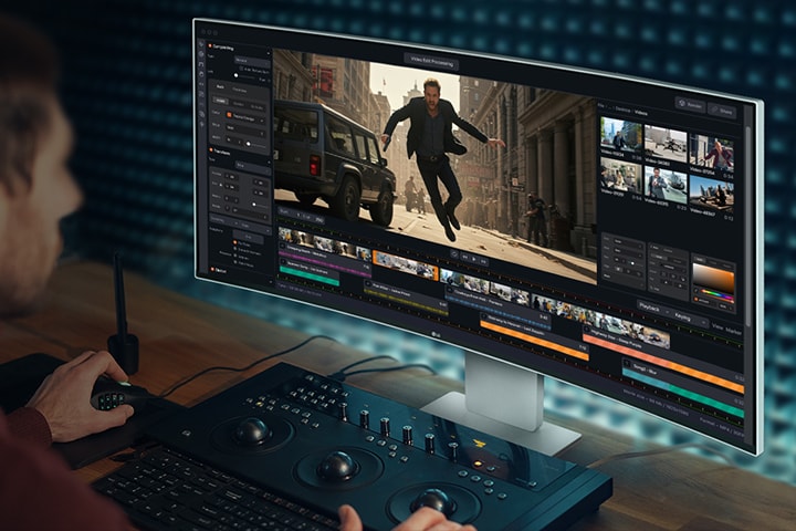 Ein Mann arbeitet mit einem Videoerstellungsprogramm auf dem UltraFine Monitor.