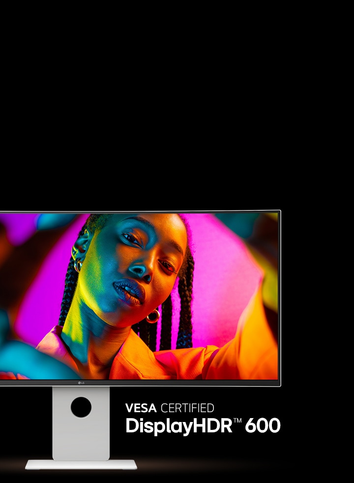 Vorderseite des UltraFine Monitors mit dem Bild eines Mädchens, das zeigt, wie die Farbe genau auf dem Monitor angezeigt wird.