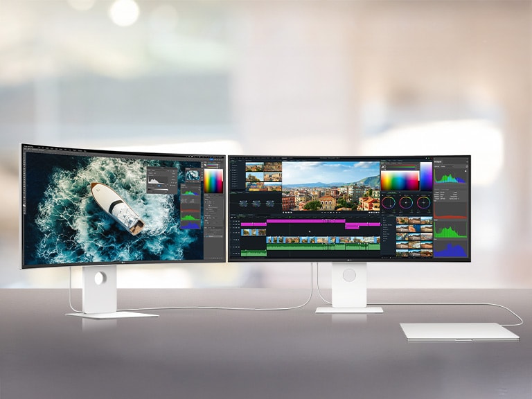 Zwei UltraFine-Monitore sind nebeneinander platziert und mit einem Laptop miteinander verbunden. Die Workstation zeigt, wie nahtlos die gesamten Geräte verbunden sind.