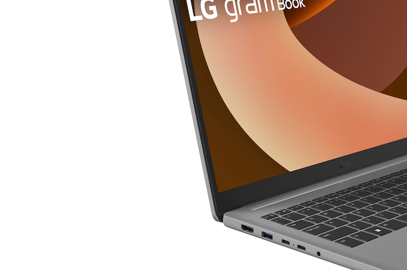 Linke Seitenansicht mit niedrigem Winkel und geöffnetem Deckel