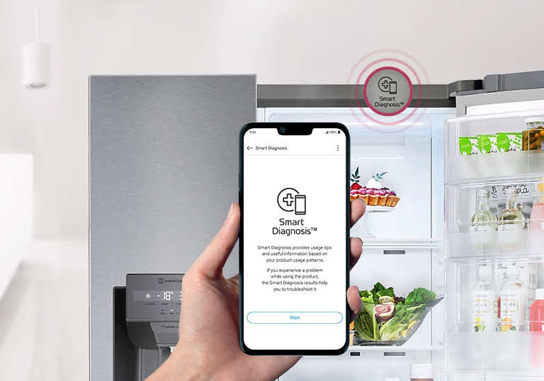 Person hält Smartphone vor LG-Kühlschrank, zeigt Smart-Diagnose, helles Wohnzimmer im Hintergrund.