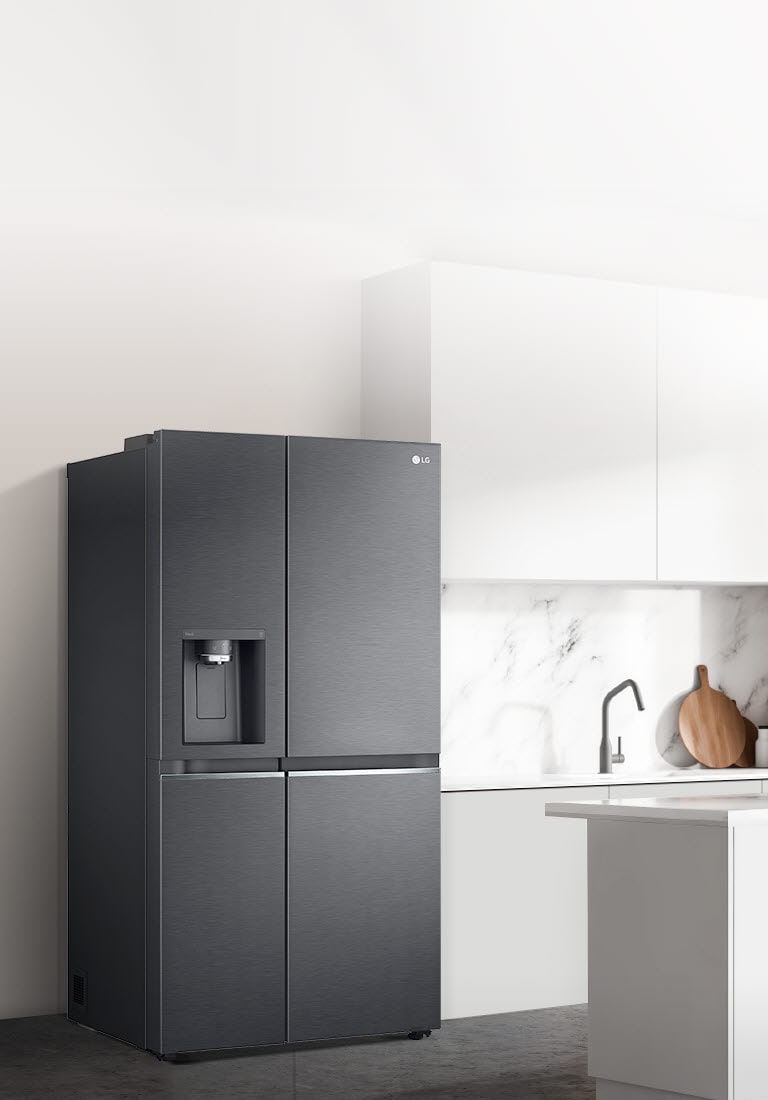 Seitenansicht einer Küche mit eingebautem schwarzen InstaView-Kühlschrank.