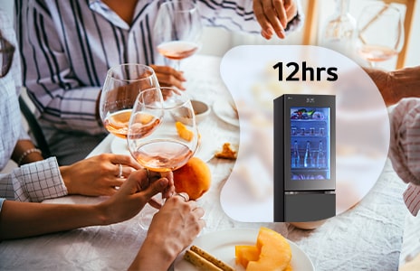 Bild eines Kühlschranks in einer gelb getönten Küche.