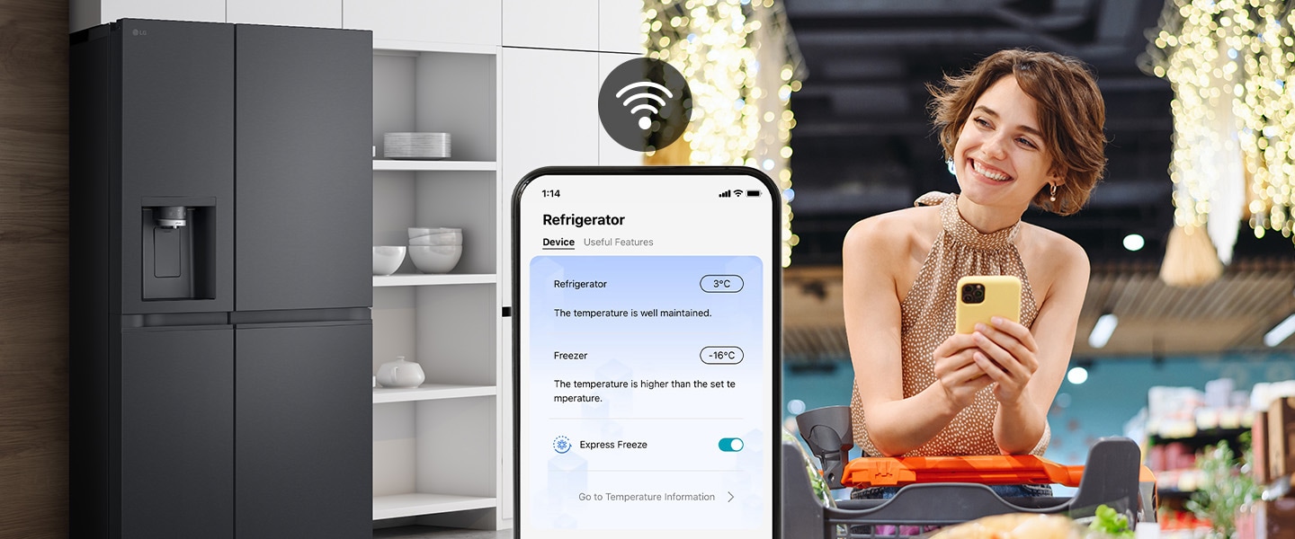 Frau, die ihr Handy benutzt, um sich von außen mit der LG ThinQ App mit ihrem LG Side-by-Side Kühlschrank zu verbinden.