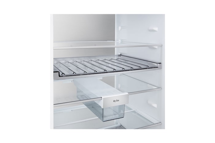 LG Unterer Gefrierschrank (GBBS726CPY) im Wohnbereich mit Blick auf die nächtliche Stadt, KI-Sparmodus-Grafik und schwankender Energietabelle