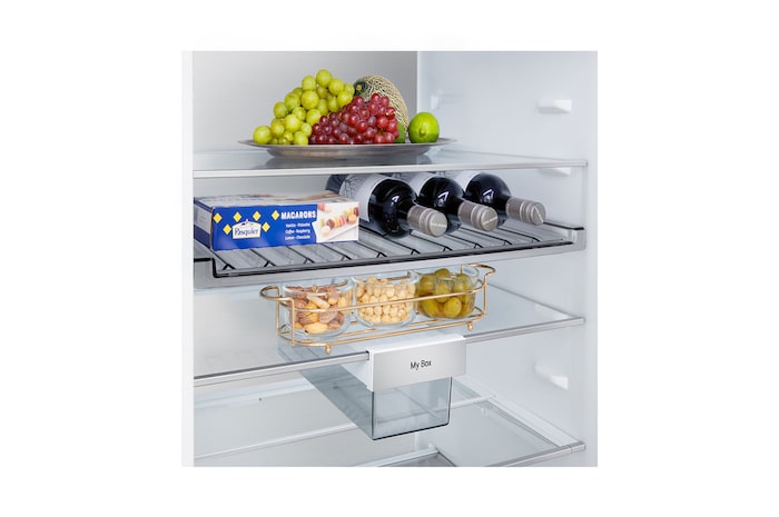 LG Unterer Gefrierschrank (GBBS726CPY) bündig installiert in hoher warmer beigefarbener Wand mit weißen Pfeilen, welche auf die Oberseite und die vorderen Oberflächen zeigen