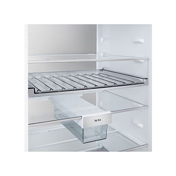 LG Unterer Gefrierschrank (GBBS726CPY) im Wohnbereich mit Blick auf die nächtliche Stadt, KI-Sparmodus-Grafik und schwankender Energietabelle