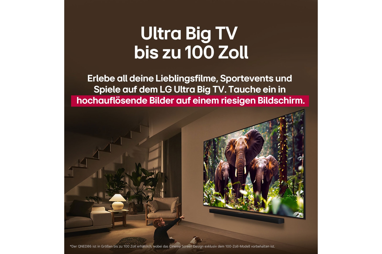 Ein Mädchen und ein Hund sitzen vor einem LG QNED-Fernseher, der an einer Wand montiert ist und drei Elefanten zeigt, die über einer LG Soundbar nach außen laufen. Der Titel spricht davon, dass jede Aktion auf einem großen Bildschirm noch spannender ist.