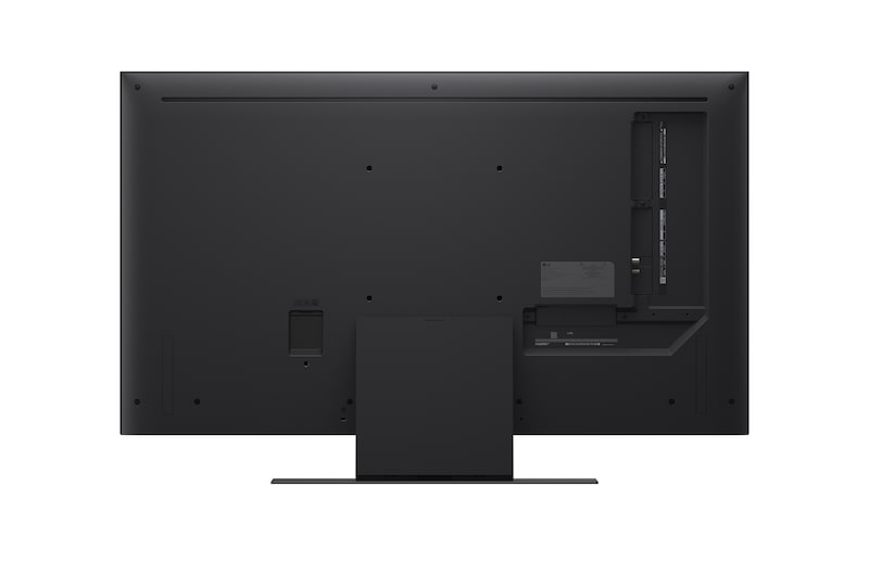 Ein Mädchen und ein Hund sitzen vor einem LG QNED-Fernseher, der an einer Wand montiert ist und drei Elefanten zeigt, die über einer LG Soundbar nach außen laufen. Der Titel spricht davon, dass jede Aktion auf einem großen Bildschirm noch spannender ist.