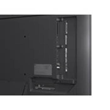 LG AI Magic Remote im Vordergrund. Das AI-Tastensymbol ist hervorgehoben. Im Hintergrund ist die LG webOS-Oberfläche zu sehen. Der Mauszeiger zeigt an, dass die Fernbedienung in Gebrauch ist. Der Text erklärt, wie die Funktionen und Bedienelemente der Fernbedienung das Navigieren in webOS erleichtern.