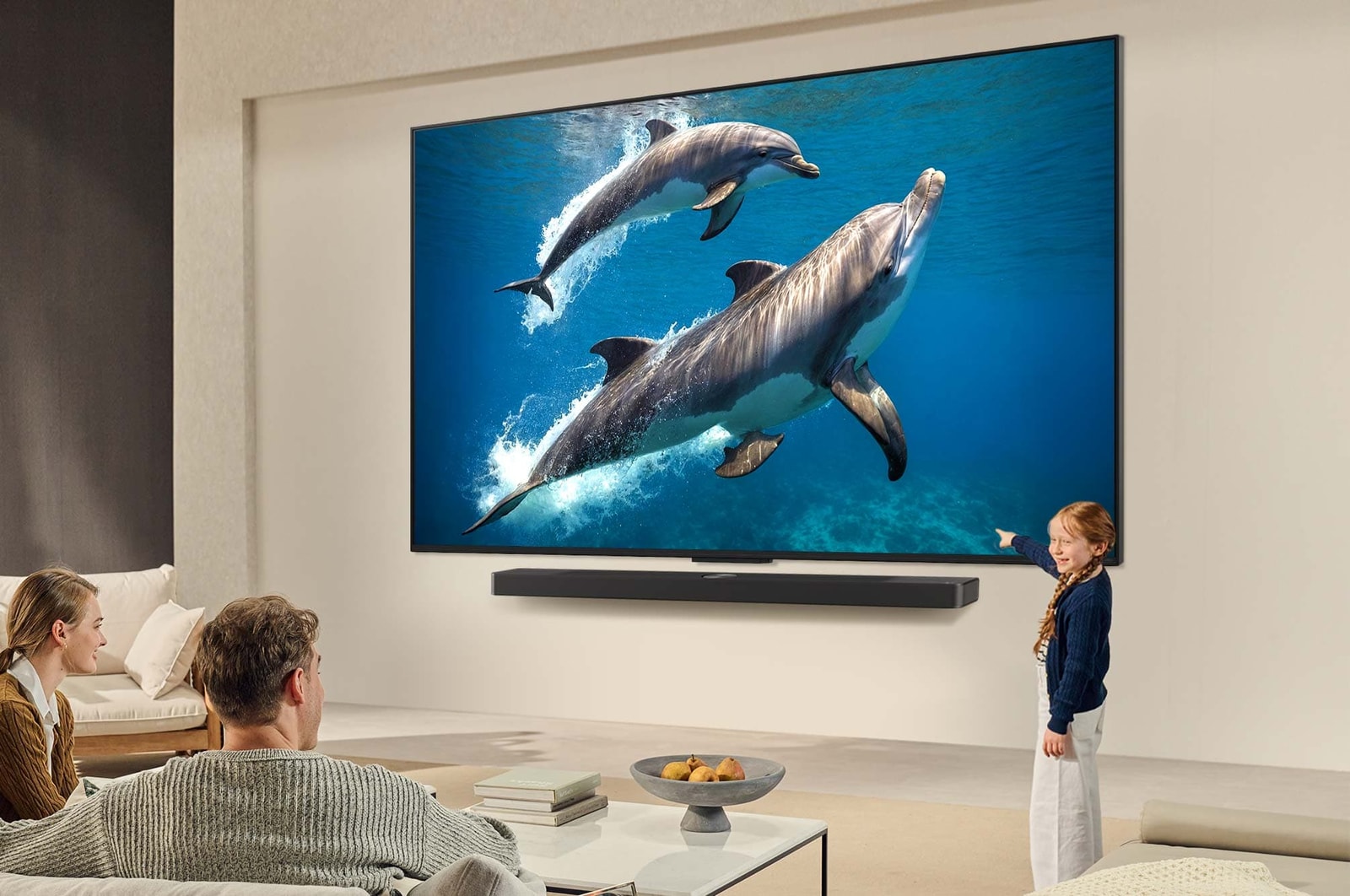 LG AI Magic Remote im Vordergrund. Das AI-Tastensymbol ist hervorgehoben. Im Hintergrund ist die LG webOS-Oberfläche zu sehen. Der Mauszeiger zeigt an, dass die Fernbedienung in Gebrauch ist. Der Text erklärt, wie die Funktionen und Bedienelemente der Fernbedienung das Navigieren in webOS erleichtern.