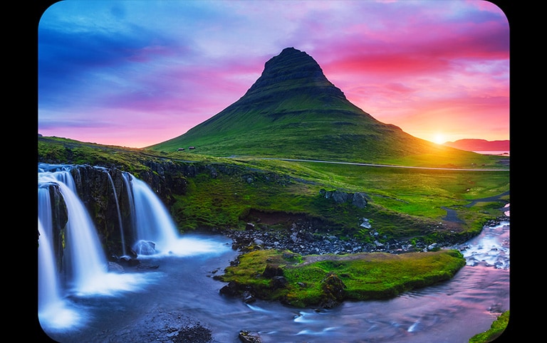 Es wird eine Galerie mit 6 Bildern von Heißluftballons am Himmel gezeigt. Zwei Bilder sind ausgewählt. Als nächstes erscheint eine Galerie mit 6 Bildern von Menschen, die Seifenblasen pusten. 2 weitere werden ausgewählt. Es erscheint ein schwarzer Bildschirm mit einem rosa und violetten Ladesymbol. Eine mystische Landschaft taucht auf, und von links nach rechts erscheinen nach und nach Verfeinerungen.