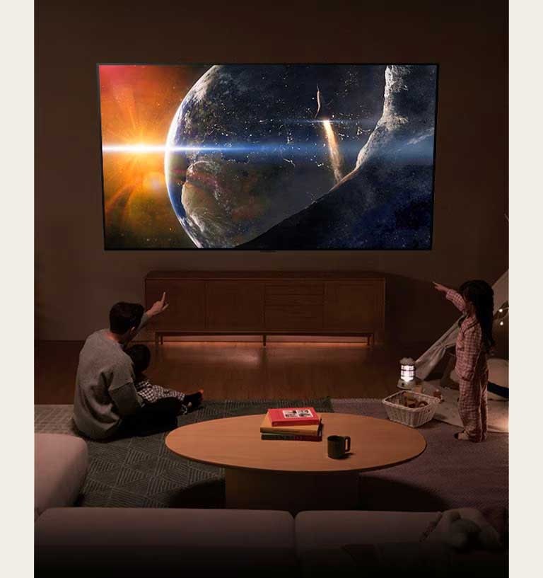 Ein Wohnzimmer mit Blick nach vorne. Eine undurchsichtige, weiße Kuppel über dem Raum und helle Kreisgrafiken umgeben den Raum. Dolby Atmos®-Logo in der unteren linken Ecke.	
