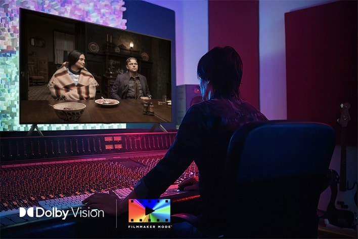 Ein Regisseur vor einem Bedienfeld bei der Bearbeitung des Films „Killers of the Flower Moon“ auf einem LG QNED-Fernseher. Unten links: das Dolby Vision-Logo und das FILMMAKER MODE™-Logo.