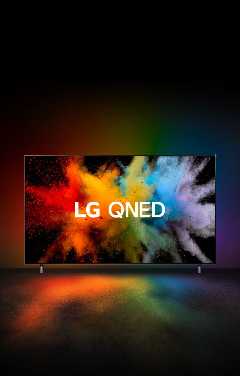 Ein LG QNED in einem dunklen Raum. Das Bild von einer Explosion von Farbpudern in Regenbogenfarben ist auf dem TV zu sehen.