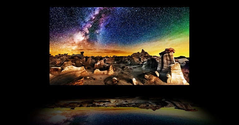 Ein Video mit der Fotografie einer sternklaren Nacht auf dem OLED-Hauptbildschirm. Die Hintergrundbeleuchtung verschwindet und der Polarizer, Farbfilter und OLED produzieren gemeinsam ein so helles Bild, das es sich unterhalb des Fernsehgeräts wie auf Wasser reflektiert.