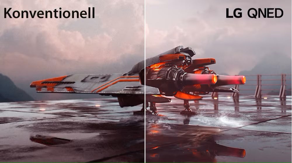 Ein rotes Kampfflugzeug ist zu sehen, und das Bild ist in zwei Hälften aufgeteilt – die linke Hälfte des Bildes ist weniger farbenfroh und etwas dunkler, während die rechte Hälfte des Bildes heller und bunter ist. In der linken oberen Ecke des Bildes steht „Conventional“ (Konventionell) und in der rechten oberen Ecke befindet sich das LG-QNED-Logo.