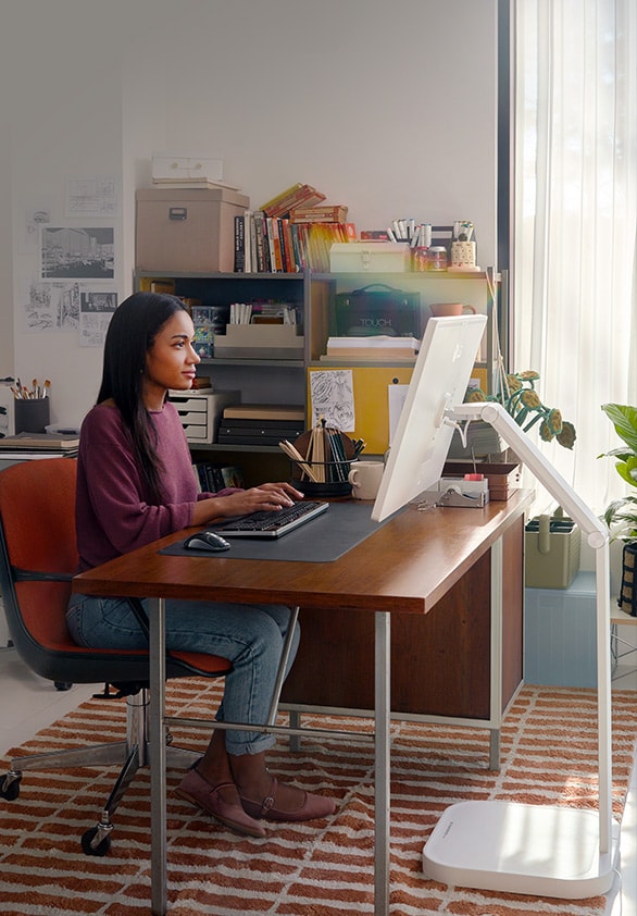 In diesem Bild arbeitet eine Frau mit einem LG Smart Monitor Swing.