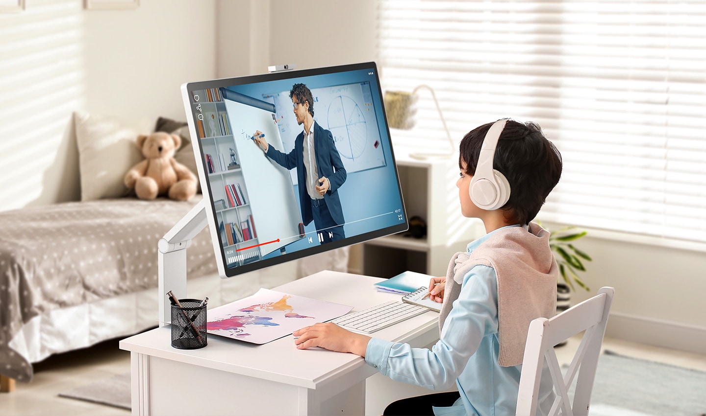 Ein Kind schaut sich einen Online-Kurs auf einem LG Smart Monitor Swing in einem Raum an. Ein Kind schaut sich einen Online-Kurs auf einem LG Smart Monitor Swing in einem Raum an.