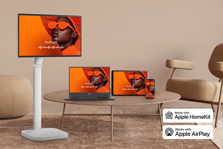 Der gleiche Bildschirm wird über eine LG Smart Monitor Swing, einen Laptop, ein Tablet und ein Smartphone mit AirPlay 2 und Screen Share geteilt.