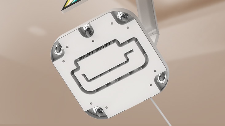 Der LG Smart Monitor Swing Standfuß mit Rollen und verstecktem Adapter.