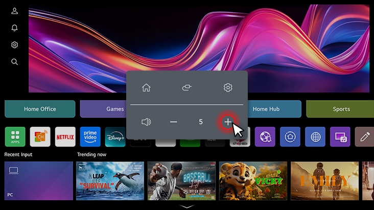 Der LG Smart Monitor Swing Bildschirm zeigt die webOS-Schnittstelle. Gleichzeitig wird die Lautstärke erhöht.