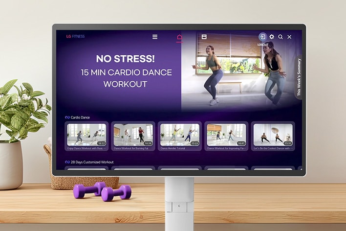 Der LG Smart Monitor Swing Bildschirm zeigt verschiedene LG Fitness-Videos.