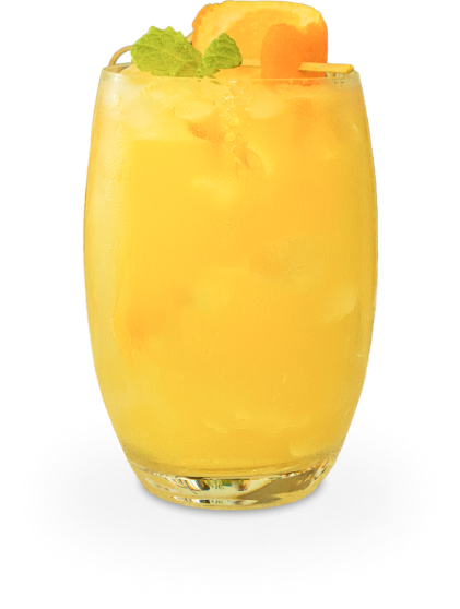 Ein Glas Mocktail mit Orangen als Hauptzutat.