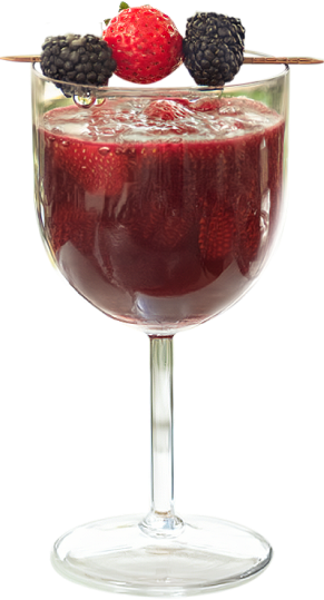 Ein Glas lila Mocktail mit Fruchtspießen oben auf dem Glas.