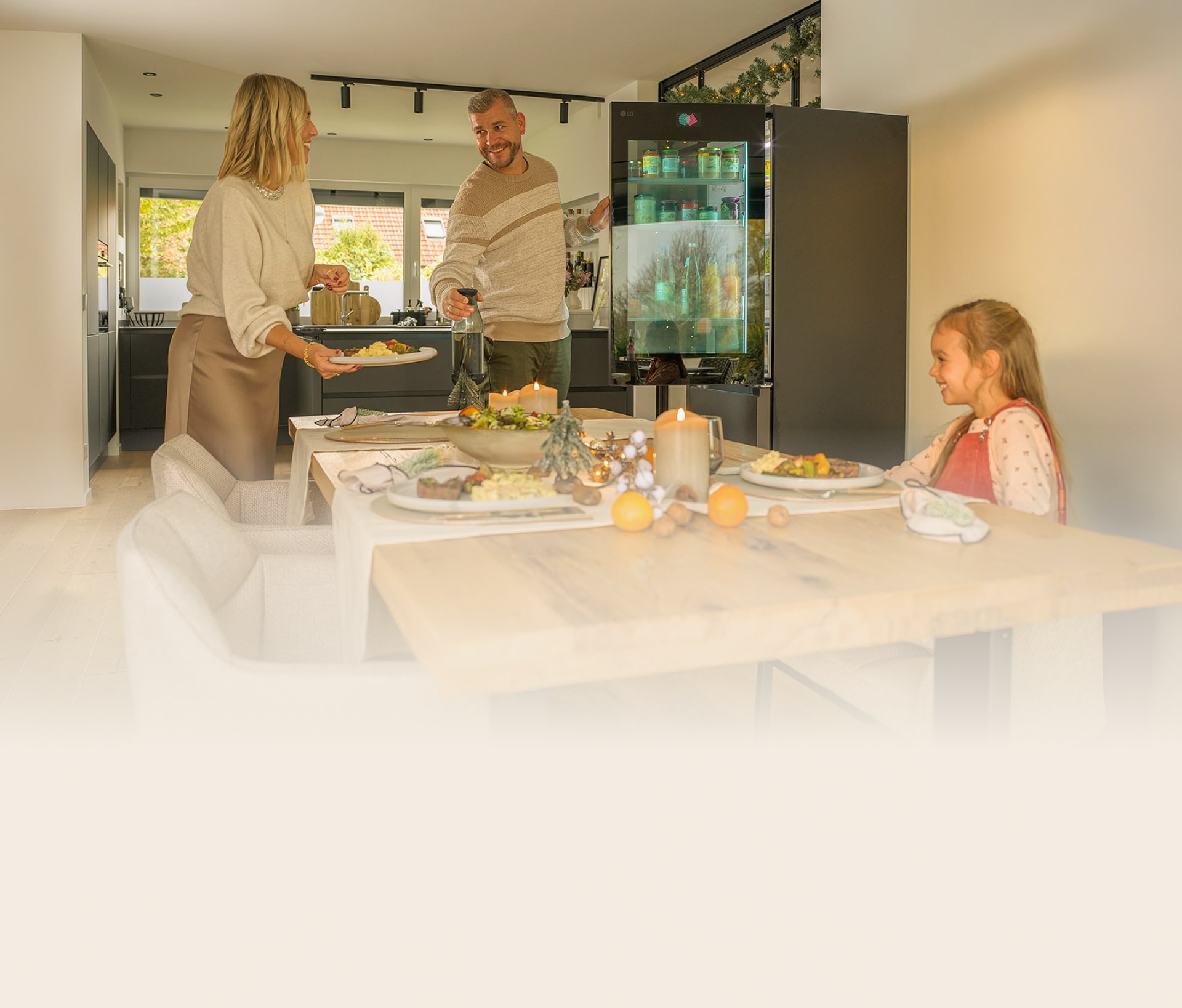 Eine Familie genießt die Zubereitung eines Festessens mit dem LG InstaView Kühlschrank mit Gefrierfach.