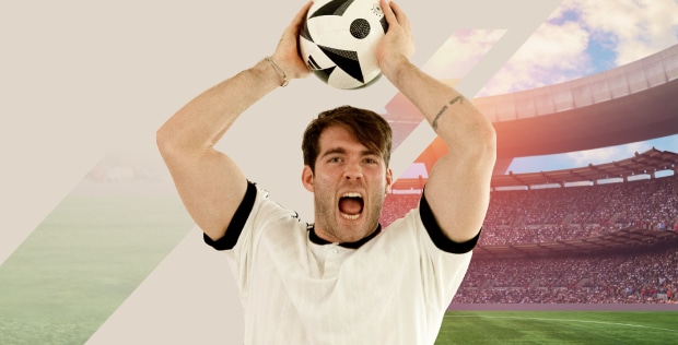 Vor dem Hintergrund eines Fußballstadiums jubelt Janis Danner leidenschaftlich über das Spiel und hält einen Ball.