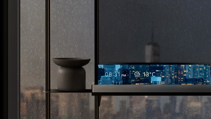 Der LG SIGNATURE OLED T steht in einem modernen Wohnambiete und die T-Bar zeigt Informationen an. Übergänge zu einer vergrößerten Aufnahme des LG SIGNATURE OLED T und der T-Bar, die Informationen auf einem Hintergrund anzeigt.