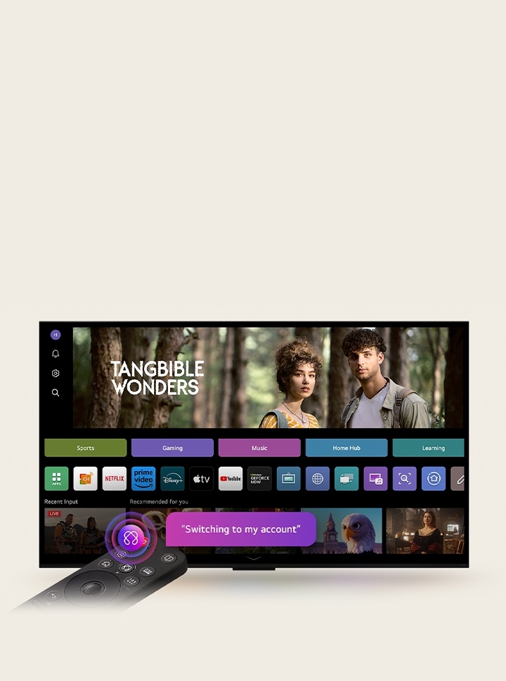 Auf dem Bildschirm eines LG OLED-Fernsehers befindet sich die webOS 25-Startseite, die mit Apps und Unterhaltungsinhalten gefüllt ist. Neben dem Fernseher befindet sich die LG AI Magic Remote-Fernbedienung. Der AI Button ist hervorgehoben, als ob er durch die Stimme des Benutzers aktiviert wurde. Daneben befindet sich eine Sprechblase, in der "Wechsle zu meinem Profil" steht.