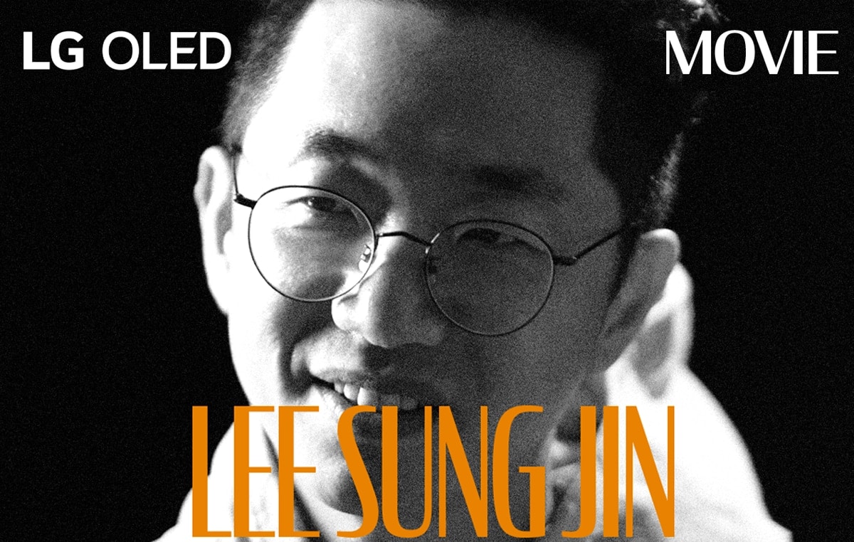 Ein schwarz-weißes Standbild aus einem Interview mit Lee Sung Jin. Sein Name taucht in fetten orangefarbenen Buchstaben am unteren Rand des Rahmens auf. Der Schriftzug „LG OLED“ befindet sich in der oberen linken Ecke und das Wort Film in der oberen rechten Ecke.	