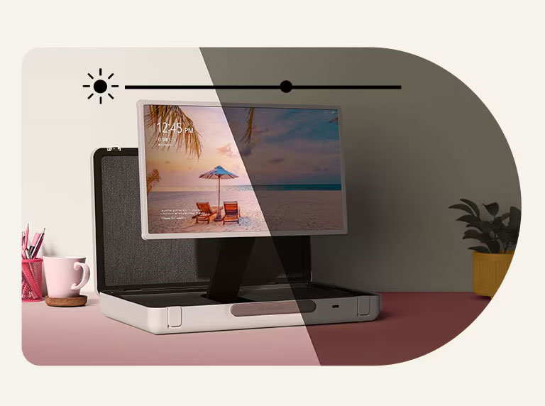 Der LG StanbyME Go liegt mit der linken Seite nach vorne auf einem pastellfarbenen Tisch. Oben im Bild sehen wir das Helligkeitssymbol. Zur Veranschaulichung der Funktion zur automatischen Helligkeitsregelung ist die Hälfte des Bildes hell und die andere Hälfte abgedunkelt.