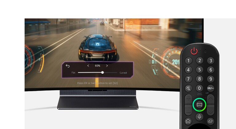 Ein Bild vom LG OLED evo Flex in seiner flachen Einstellung mit einer Fernbedienung davor. Die Krümmungstaste ist grün hervorgehoben.