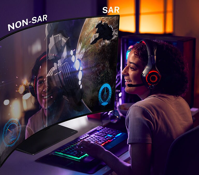 Ein  Bild einer Person, die auf einem LG OLED evo Flex spielt. Die rechte Seite des Bildschirms ist mit SAR-Technologie ausgestattet und zeigt nur die Spielgrafik. Die linke Seite des Bildschirms ist nicht SAR-fähig und zeigt eine Spiegelung des Gesichts des Spielers.