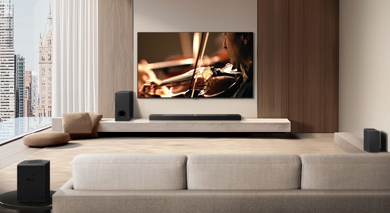 LG Soundbar, LG TV, ein Subwoofer und hintere Lautsprecher stehen in einer modernen Stadtwohnung. Der Hintergrund wird gedimmt und ein Raster wird über das Bild des LG TVs gelegt, wie ein Scan des Raums. Eine gepunktete Linie geht von einem der hinteren Lautsprecher aus, um die lineare Anordnung der beiden hinteren Lautsprecher zu zeigen. Weiße Klangkugeln fügen sich zu Wellen zusammen und füllen den Raum mit Klang.