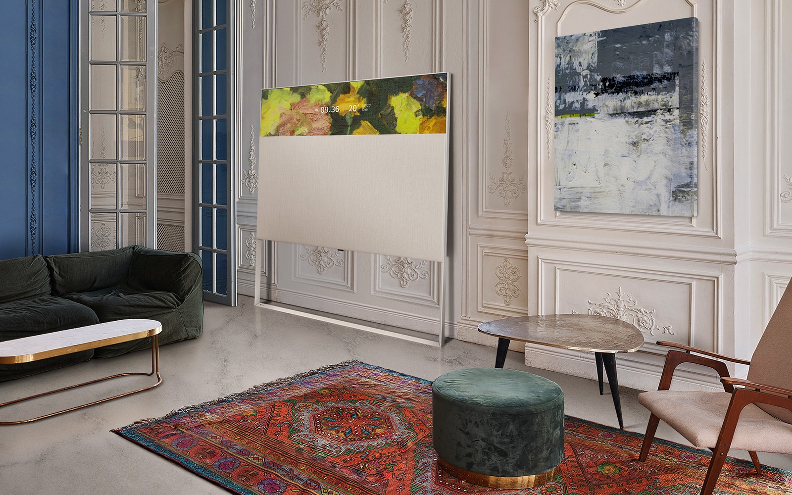 ART90 in Line View lehnt an der Wand mit Zierleisten. Sie befindet sich neben einem Gemälde an der Wand und hinter einem kleinen Teppich mit aufwändigem Design.