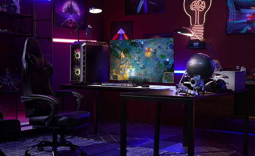 Ein Mann spielt ein Spiel auf dem kleinsten LG-OLED-Fernseher, während er an einem Schreibtisch sitzt