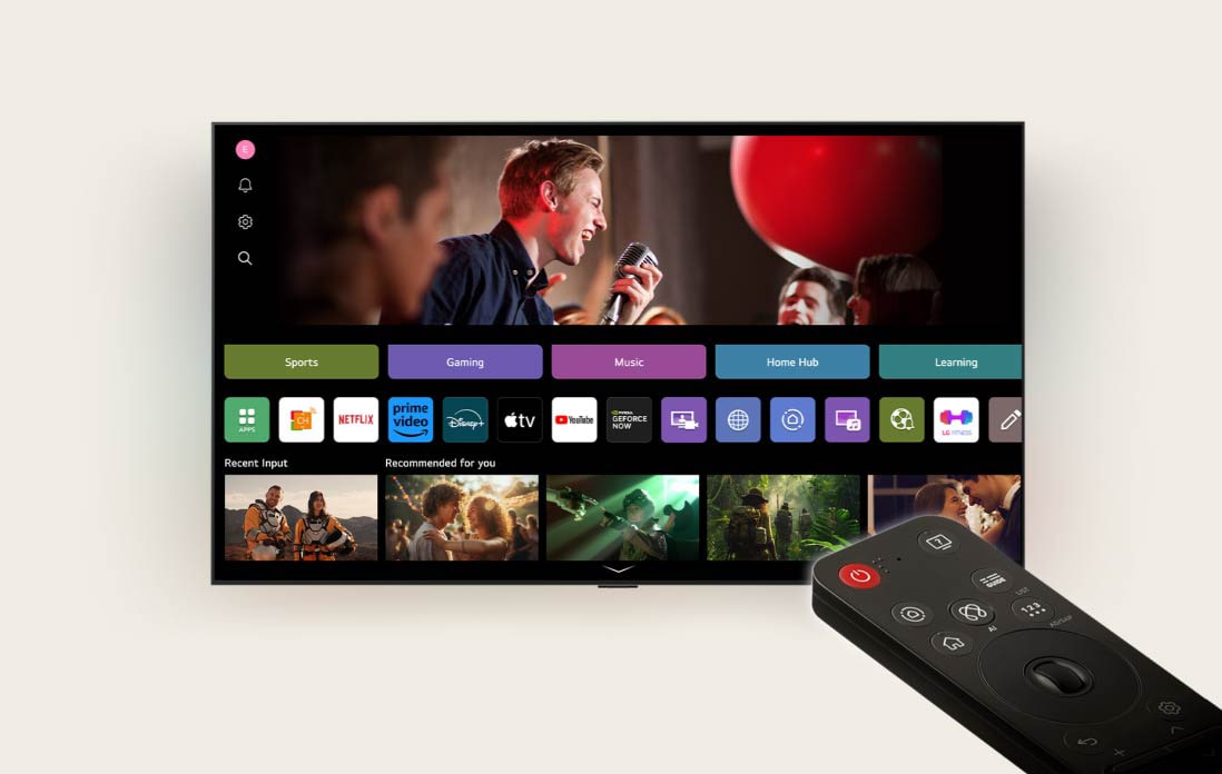 Familie på fire samlet omkring et LG AI TV. En cirkel ses omkring den person, der holder fjernbetjeningen, og deres navn vises. Dette demonstrerer, hvordan AI Voice ID genkender hver brugers stemmesignatur. webOS-grænsefladen viser så, hvordan AI automatisk skifter kontoen og anbefaler personrettet indhold.