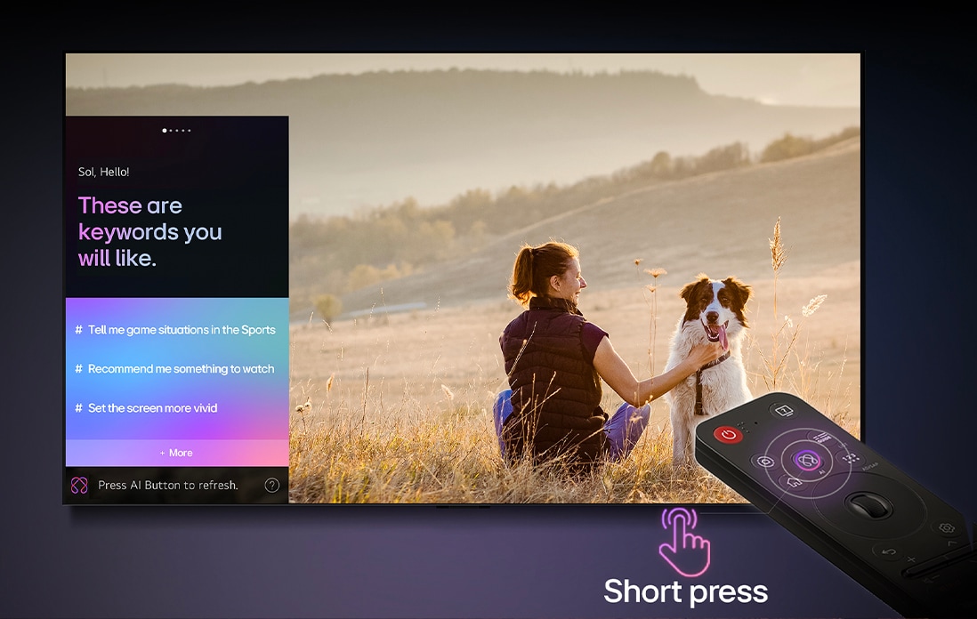LG AI Magic Remote foran en LG TV skærm. På skærmen er der en personlig hilsen fra LG AI’en med tilpassede nøgleord baseret på brugerens søge- og visningshistorik. Ved fjernbetjeningen er der et ikon og en tekst, der viser, at AI Concierge-funktionaliteten er let tilgængelig med et kort tryk på AI-knappen.