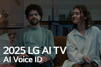 Titel ses, 2025 LG AI TV, Al Voice ID. En mand og en kvinde, der holder en fjernbetjening, sidder på en sofa.