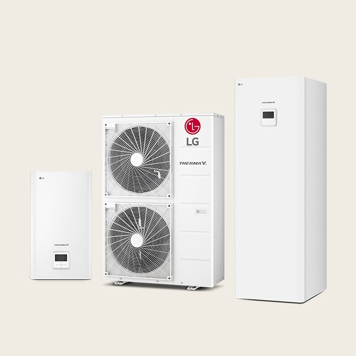 LG THERMA V Hydrosplit-enheder på række. Hydro-boksen og den integrerede vandtank ses til venstre og højre, og udendørsenheden er i midten.