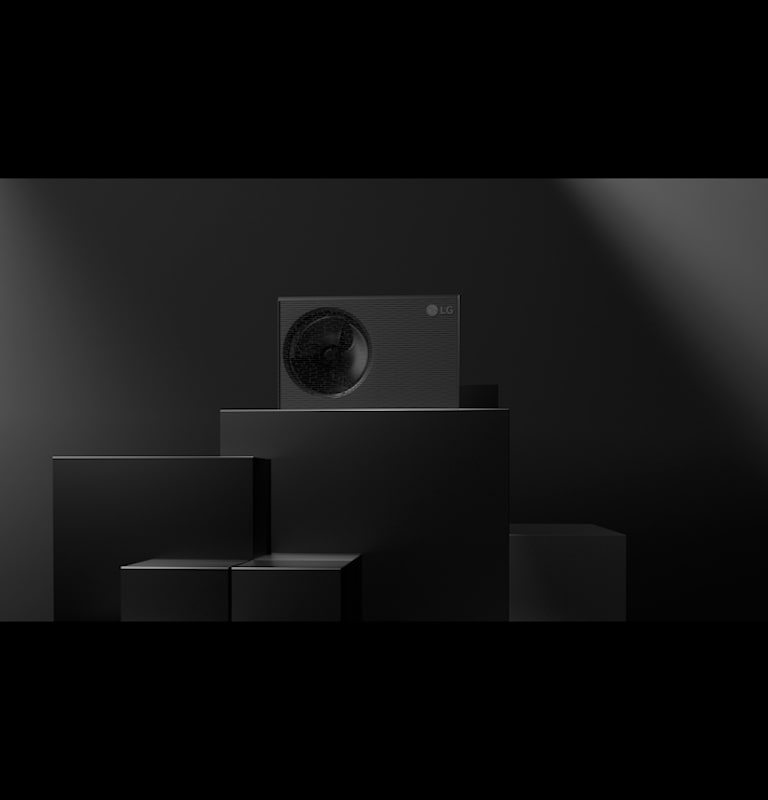 Et billede i total og et nærbillede af R290 Monobloc med blæseren som kører, monteret på venstre side. Den raffinerede grå farve passer perfekt udvendigt på en bygning.